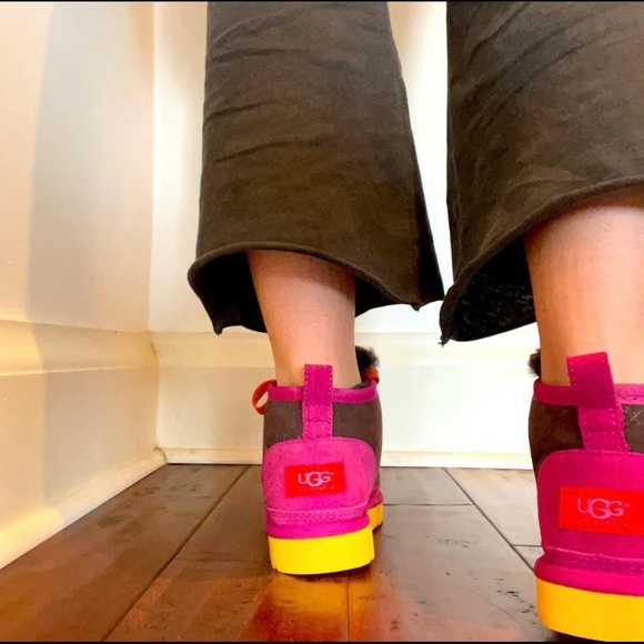 UGGs Size: 5 - Picture 4 of 4